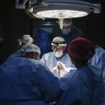 डॉक्टर दुर्मिळ लांब-सेगमेंट स्पाइनल कॉर्ड ट्यूमर काढून टाकतात ज्यामध्ये ब्रेनस्टेमचा समावेश होतो