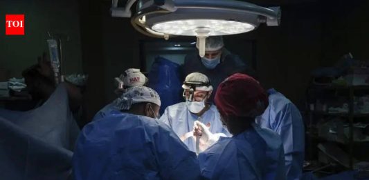 डॉक्टर दुर्मिळ लांब-सेगमेंट स्पाइनल कॉर्ड ट्यूमर काढून टाकतात ज्यामध्ये ब्रेनस्टेमचा समावेश होतो